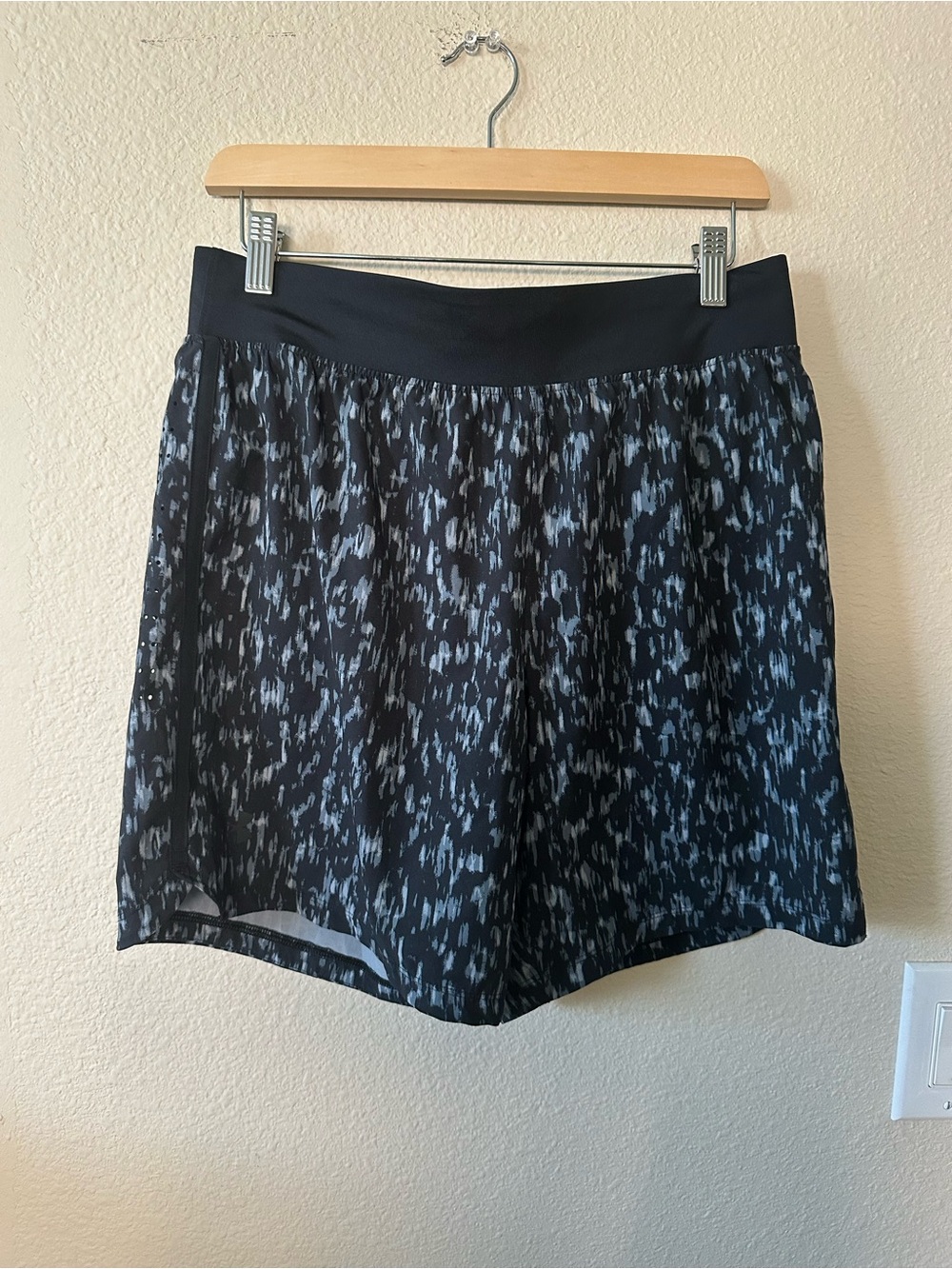 Under Armour Women’s Black Printed Athletic Shorts size L/ NWOT 1463